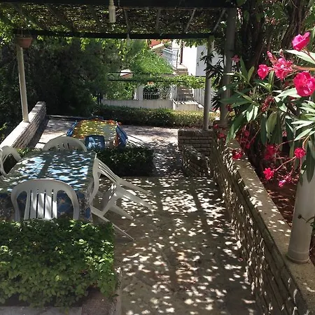 Alek Gostinjska kuća Vrboska