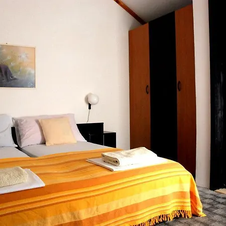 Alek Πανσιόν Vrboska