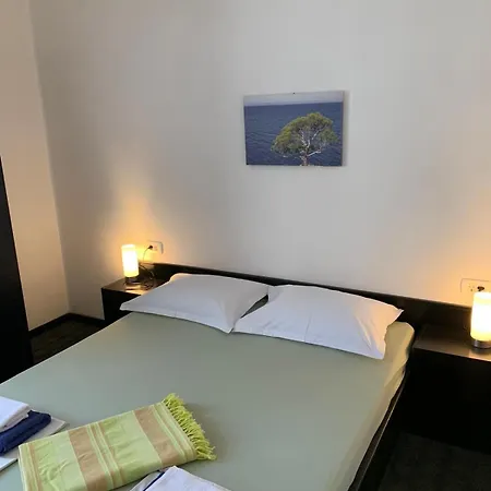 Alek Casa de hóspedes Vrboska